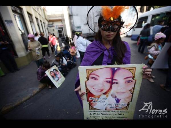 Un grupo de féminas protestaron frente a las vallas de seguridad que evita el acceso al Congreso Nacional. Piden una elección transparente de la CSJ al igual que cesen los femicidios en el país. (Foto: Emilio Flores/EL HERALDO).