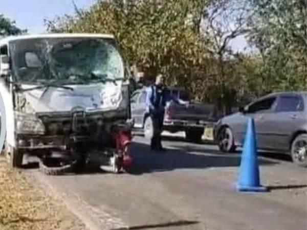 La motocicleta impactó exactamente en la parte frontal del camión de carga de agua, por lo que perdieron la vida de manera instantánea.