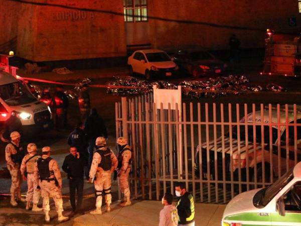 Una gran cantidad de cadáveres se podían ver en el estacionamiento del centro de detención de migrantes.