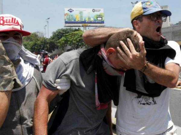 Las personas heridas fueron llevadas de emergencia a centros asistenciales. Foto: AP