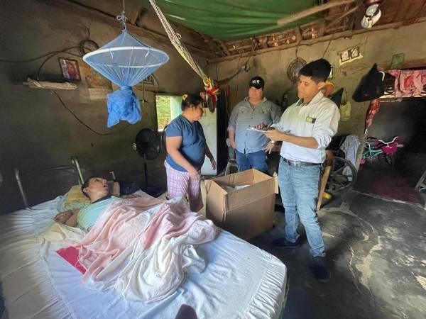 El equipo médico del programa realiza visitas, brindando atención integral a familias necesitadas.