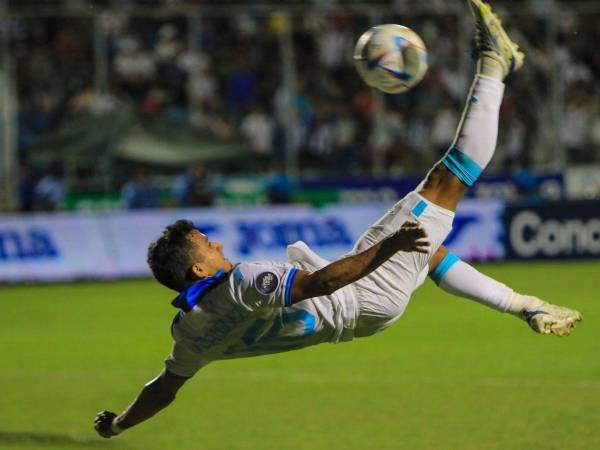 Edwin Rodríguez se roba las miradas del Sports Center tras la Chilena que se marcó en el partido entre Honduras y Granada en la Nations League