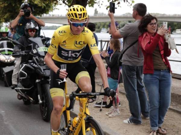 El británico Chris Froome (Sky) ganó oficialmente este domingo en París su cuarto título en el Tour de Francia (Foto: Agencia AFP)