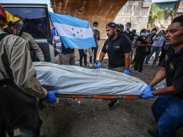 El cadáver del desconocido fue levantado con la presencia de un nutrido número de empleados de Medicina Forense que acompañaron al equipo de levantamiento.