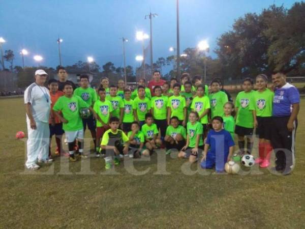 Los pequeños jugadores entrenados por Cabrera son niños latinos.