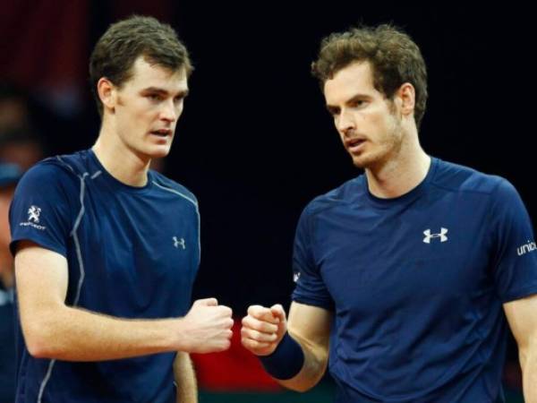 En esta foto del 28 de noviembre del 2015, el británico Andy Murray, derecha, y su hermano Jamie Murray son vistos durante el match final de dobles de la Copa Favis contra los belgas Steve Darcis y David Goffin en Ghent, Bélgica.