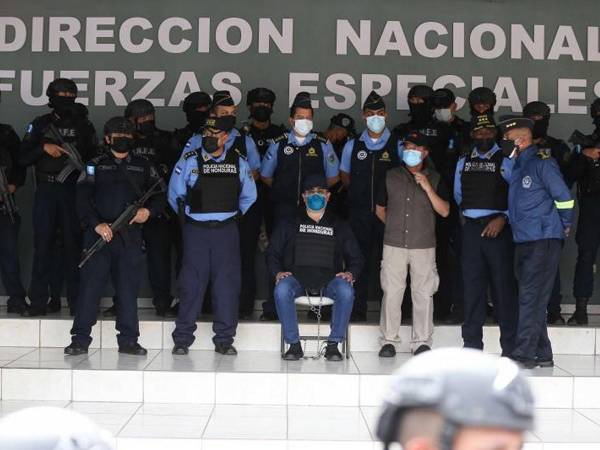 Tras la detención JOH fue trasladado bajo un intenso operativo policial a una celda en el destacamento conocido como Los Cobras.