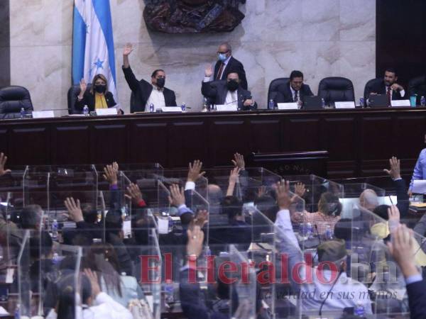 El titular del Congreso Nacional, Luis Redondo, aseguró ayer que la propuesta de nombrar una comisión de notables no contraviene la carta magna.