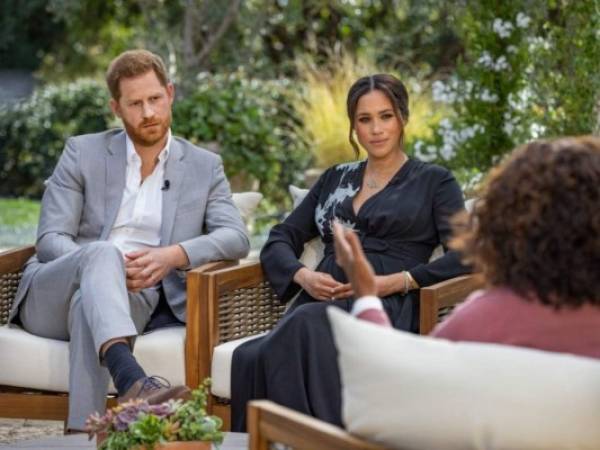 Esta imagen sin fecha publicada el 7 de marzo de 2021 por cortesía de Harpo Productions muestra al príncipe Harry de Gran Bretaña (izquierda) y su esposa Meghan (C), duquesa de Sussex, en una conversación con la presentadora de televisión estadounidense Oprah Winfrey. Foto: AFP