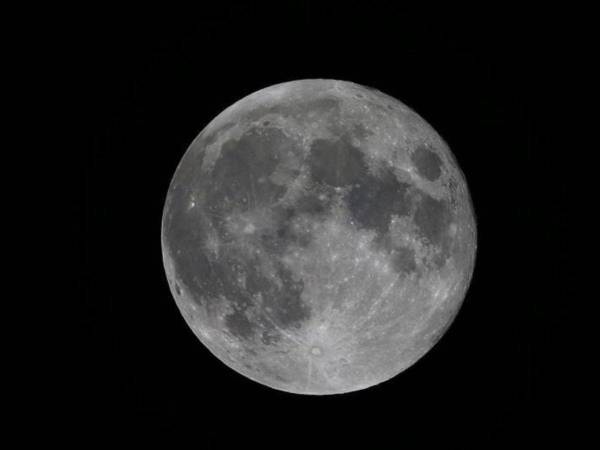 “Superluna” es un término no astronómico que se refiere a una luna llena que ocurre cuando la luna está dentro del 90% de su aproximación más cercana a la Tierra en su órbita elíptica u ovalada, según la NASA