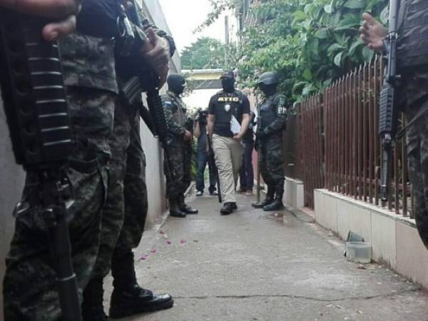 Armas de grueso calibre, indumentaria militar y droga fueron decomisadas a los capturados en la zona norte del país.