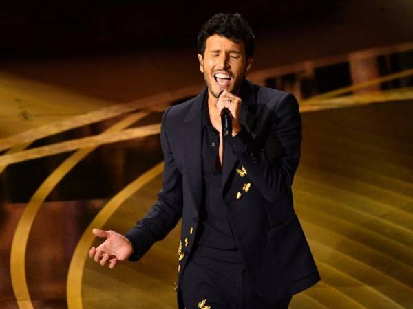 El cantante colombiano durante su interpretación de ‘Dos Oruguitas’.