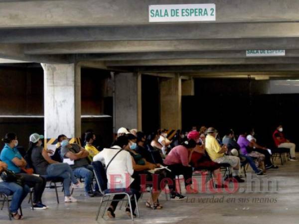 Los triajes y hospitales públicos y privados a nivel nacional cada día se ven más saturados por la alta incidencia de casos de covid-19. Foto: Alex Pérez / EL HERALDO.