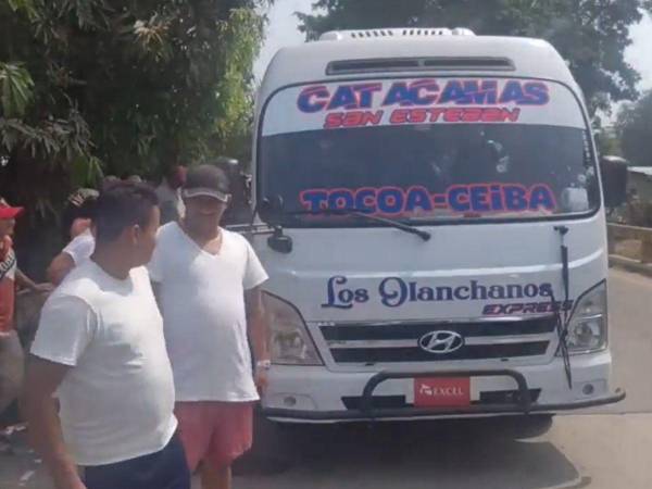 El autobús quedó estacionado en medio de la calle.