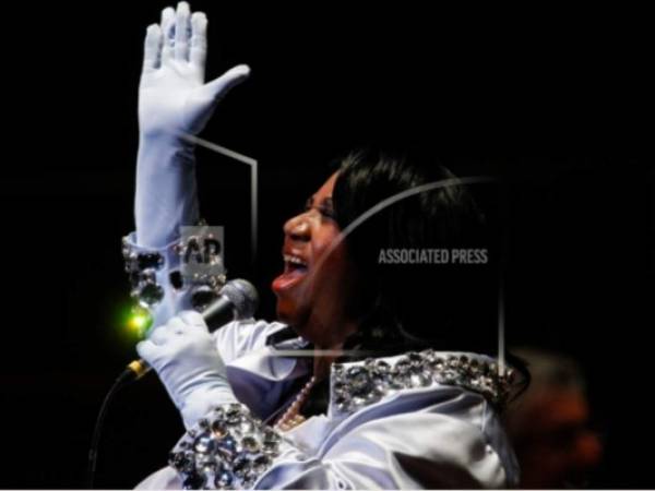 En esta foto del 27 de julio de 2010, Aretha Franklin se presentó en el Centro Mann para las Artes Escénicas en Filadelfia.