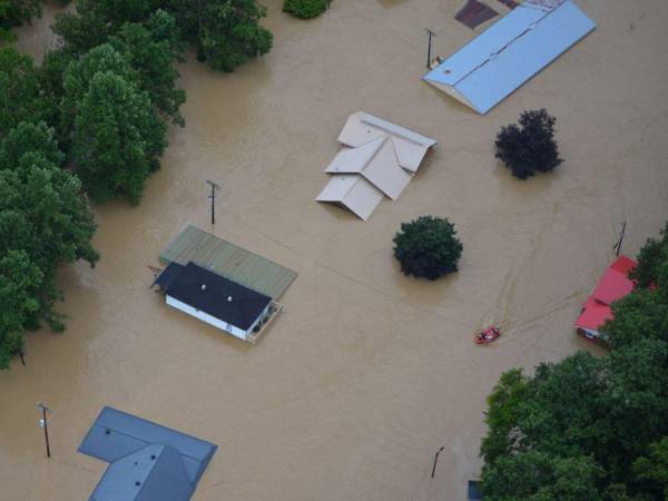 Esta foto del folleto tomada y proporcionada por la Guardia Nacional de Kentucky el 30 de julio de 2022 muestra una vista aérea del área inundada mientras los soldados y aviadores de la Guardia Nacional de Kentucky ayudan en los esfuerzos de socorro por inundaciones en respuesta a un estado de emergencia declarado en el este de Kentucky.