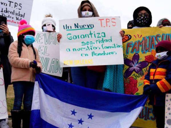 Unos 76 mil hondureños corren riesgo de deportación tras estancarse negociaciones para extender TPS.