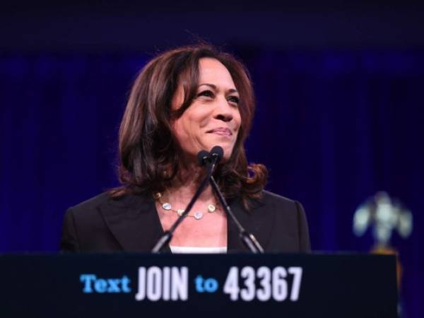 Kamala Harris, aspirante a la presidencia demócrata de los Estados Unidos, Senadora estadounidense por California, habla durante la reunión de verano del Comité Nacional Demócrata en San Francisco, California. Foto: Agencia AFP.