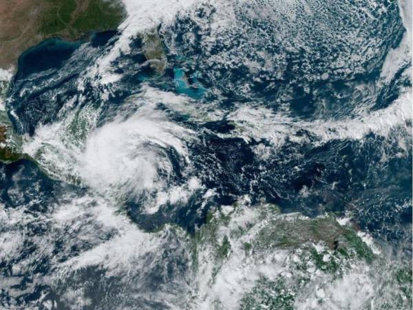 Fotografía satelital cedida por la Oficina Nacional de Administración Oceánica y Atmosférica (NOAA) donde se muestra la localización de la tormenta tropical Sara cerca del sureste de México y Centroamérica.