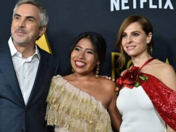 Alfonso Cuarón, Yalitza Aparicio y Marina de Tavira durante la gala de estreno de la cinta Roma.