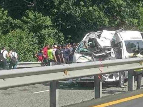 En el accidente perdieron la vida dos personas producto del fuerte impacto.