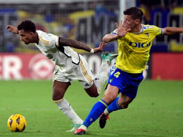 El delantero brasileño del Real Madrid #11 Rodrygo compite con el centrocampista español del Cádiz #04 Rubén Alcaraz durante el partido de fútbol de la liga española entre el Cádiz CF y el Real Madrid CF.