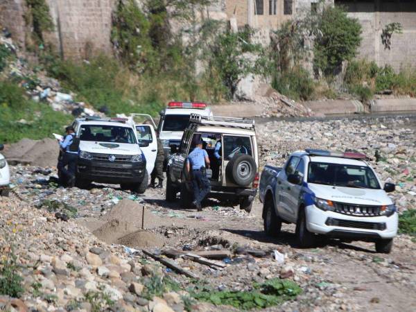 Varias patrullas de la Policía Nacional llegaron a las riberas del río Choluteca para acordonar la escena del crimen.