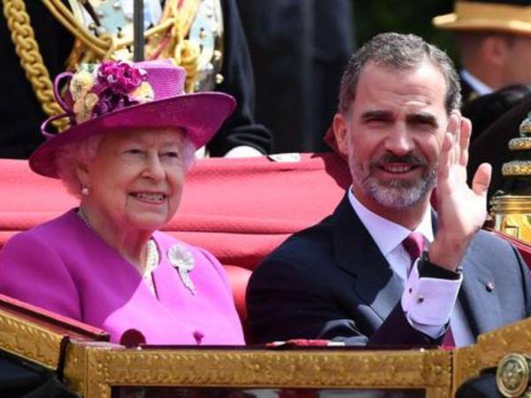 La reina Isabel II junto al rey Felipe VI, quien asistirá al funeral de la exmonarca británica.