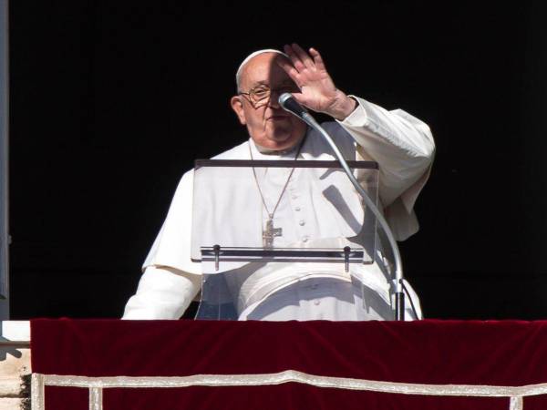 El papa Francisco dirige la oración del Ángelus desde la ventana de su oficina con vista a la Plaza de San Pedro, Ciudad del Vaticano, el 29 de diciembre de 2024.