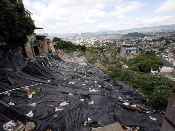 La zona cero de la colonia Guillén permanece bajo un nailon negro que evita que las aguas lluvias se filtren en el lugar y se reporten más derrumbes.