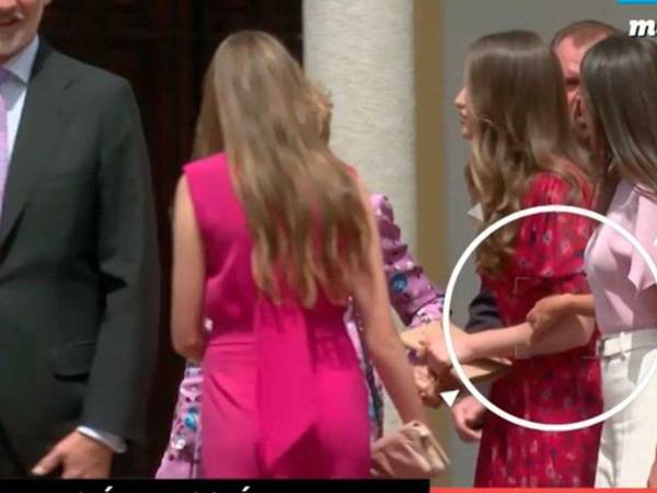 Momento en que la reina Letizia toma del brazo a su hija.