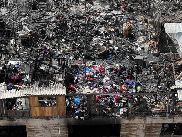 Reducidos a escombros quedaron decenas de puestos en el mercado adyacente a Las Américas, conocido como mercado del Puente Carías, donde esta madrugada un voraz incendio acabó con el esfuerzo de años de decenas de comerciantes. Así se ve desde los aires la zona cero.