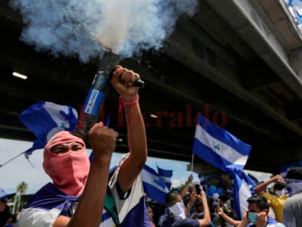 Un hombre de la oposición en Nicaragua dispara una chimba de gas durante una manifestación en Managua. Foto: Agencia AFP