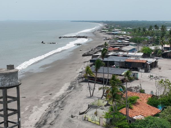 La playa de Cedeño ha perdido varias cuadras. La población afectada retrocede a medida que el mar avanza. Cada vez que hay marejadas el agua acapara más terreno.