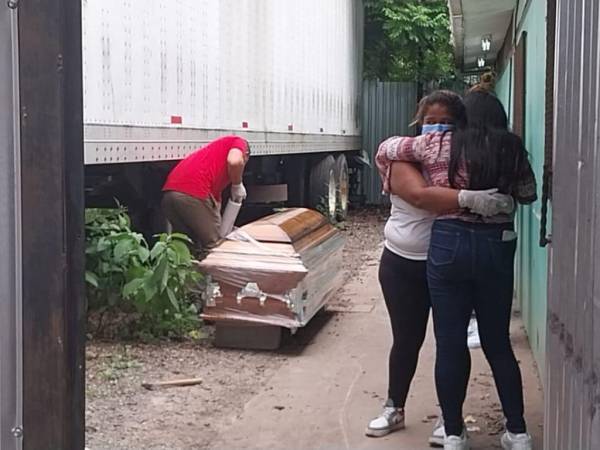 Hasta el momento han sido entregado dos cuerpos de víctimas de la matanza en PNFAS. Los familiares revivieron la tragedia y el llanto de alguno de ellos se apoderó al momento de ver el féretro de su ser querido.