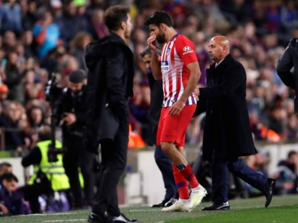 El delantero Diego Costa del Atlético de Madrid se retira de la cancha tras ser expulsado en el partido contra el Barcelona por la Liga de España, el sábado 6 de abril de 2019. (AP Foto/Manu Fernández)