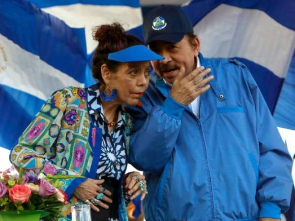 En esta fotografía de archivo del 5 de septiembre de 2018, el presidente nicaragüense Daniel Ortega, y su esposa, la vicepresidenta Rosario Murilla, encabezan una manifestación en Managua, Nicaragua. (AP Foto/Alfredo Zuniga, Archivo)