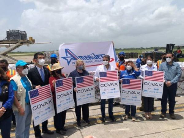 Momento en que las autoridades hondureñas recibían el cargamento de manos de representantes del mecanismo Covaxy de Estados Unidos.