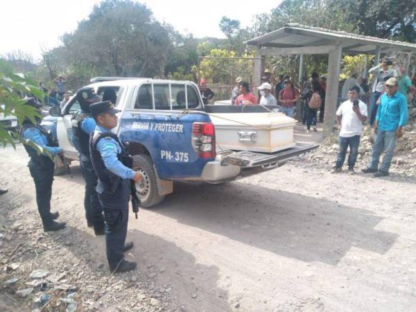 Equipos de la Policía Nacional ejecutan operativos en las montañas de Comayagua en busca de los responsables de cometer la masacre.