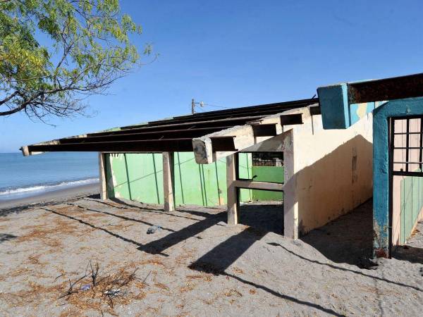 Las casas están quedando bajo la arena y el Golfo de Fonseca.