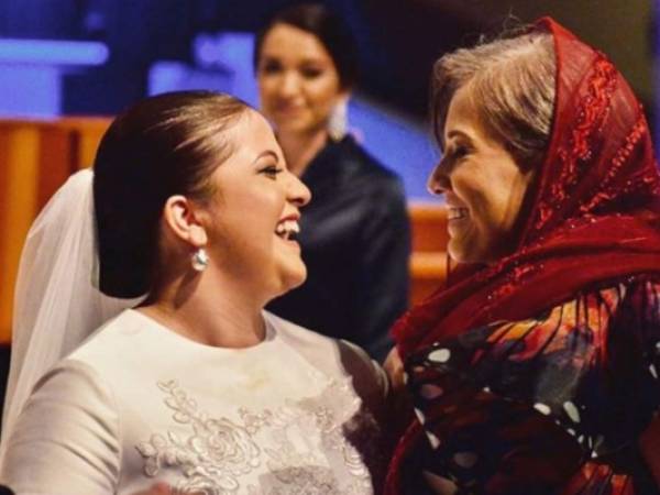 Hannah de Turcios junto a su madre Ninoska de Ponce el día de su boda. Foto: Instagram