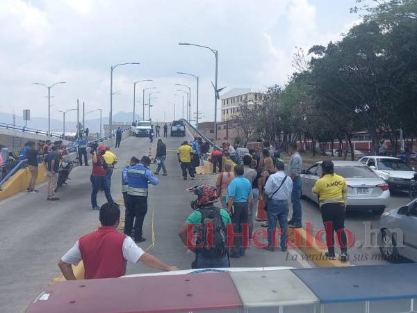 La mujer intentó cruzar por el paso a desnivel cuando fue alcanzada por al automotor.