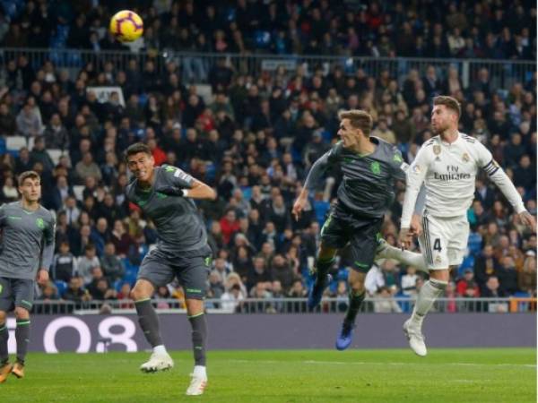 Sergio Ramos, del Real Madrid, pierde el balón durante un partido de fútbol de la Liga española entre el Real Madrid y el Celta en el estadio Santiago Bernabeu en Madrid. Foto: AP