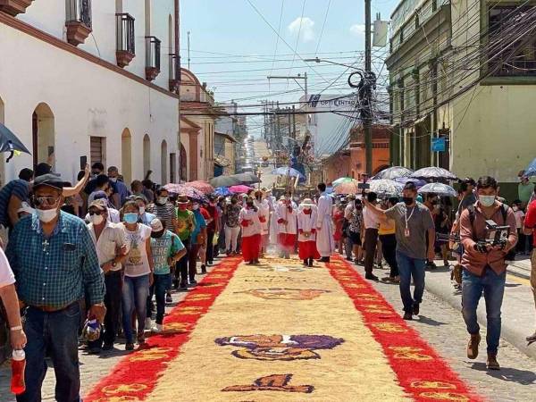 Las alfombras de Semana Santa embellecen el Vía Crucis del Viernes Santos en las diferentes ciudades de Honduras.