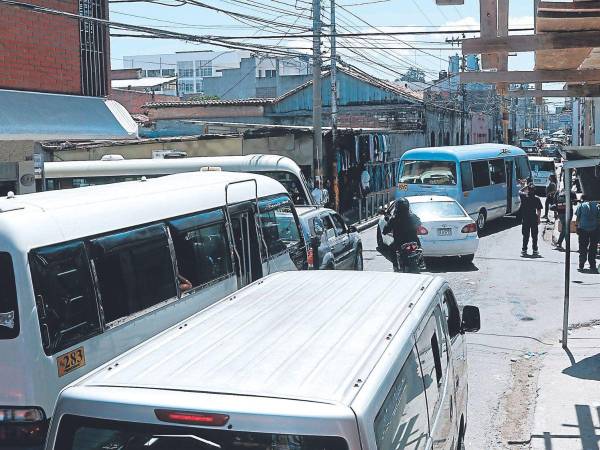 Conductores de carros particulares responsabilizan a los rapiditos por el terrible tráfico que se ocasiona en las zonas de los mercados.