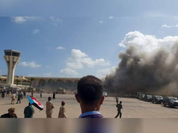 Olas de humo en el aeropuerto de Aden el 30 de diciembre de 2020, después de que las explosiones sacudieran el aeropuerto yemení poco después de la llegada de un avión que transportaba a miembros de un nuevo gobierno de unidad. Explosiones sacudieron el aeropuerto de Adén en Yemen el miércoles poco después de la llegada de un avión que transportaba a miembros de un nuevo gobierno de unidad, dijo un corresponsal de AFP en el lugar. 'Se escucharon al menos dos explosiones cuando los miembros del gabinete abandonaban la aeronave', dijo el corresponsal. Foto: AFP