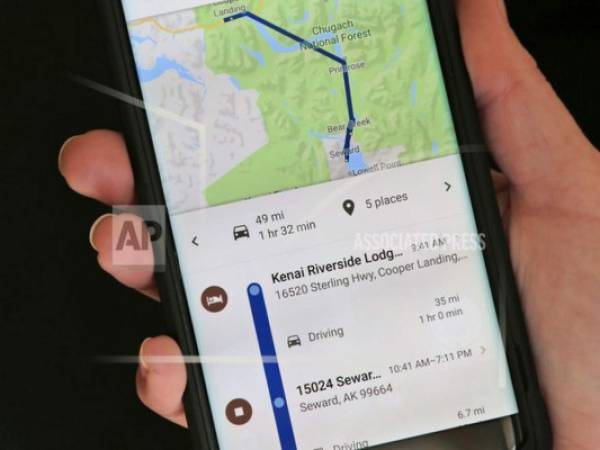 En esta fotografía de archivo del miércoles 8 de agosto de 2018, un teléfono móvil muestra los lugares recorridos por un usuario en el estado de Nueva York. (AP Foto/Seth Wenig, Archivo).