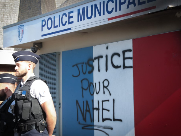 Policía francesa refuerza despliegues para contener protestas tras muerte de joven.