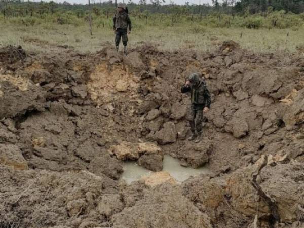 Las detonaciones dejaron cráteres de 14 metros de ancho por 7 metros de profundidad en el área.