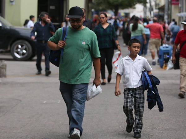 Los padres son los pilares fundamentales sobre los cuales se construyen sueños y, su esfuerzo silencioso, es el motor que impulsa a las generaciones futuras a trabajar y alcanzar cada una de sus metas.